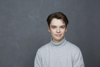 Toni Nikka katsoo kameraan.