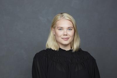 Nomi Enckell katsoo kameraan.