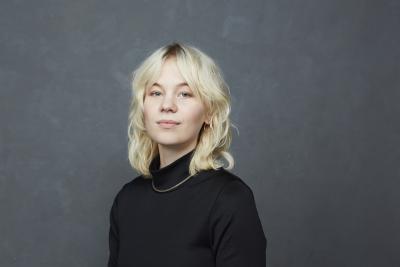 Meri Luukkanen katsoo kameraan.