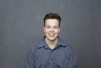 Veeri Vekola katsoo kameraan.