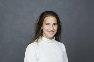 Tellervo Jalas katsoo kameraan.