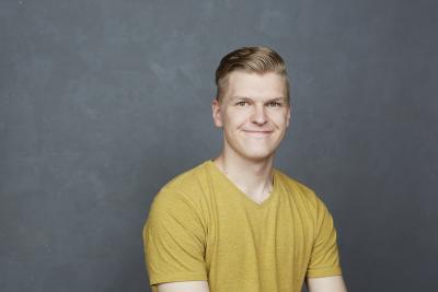 Lauri Qvick katsoo kameraan.