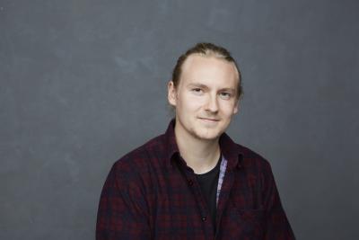 Aapo Salonen katsoo kameraan.