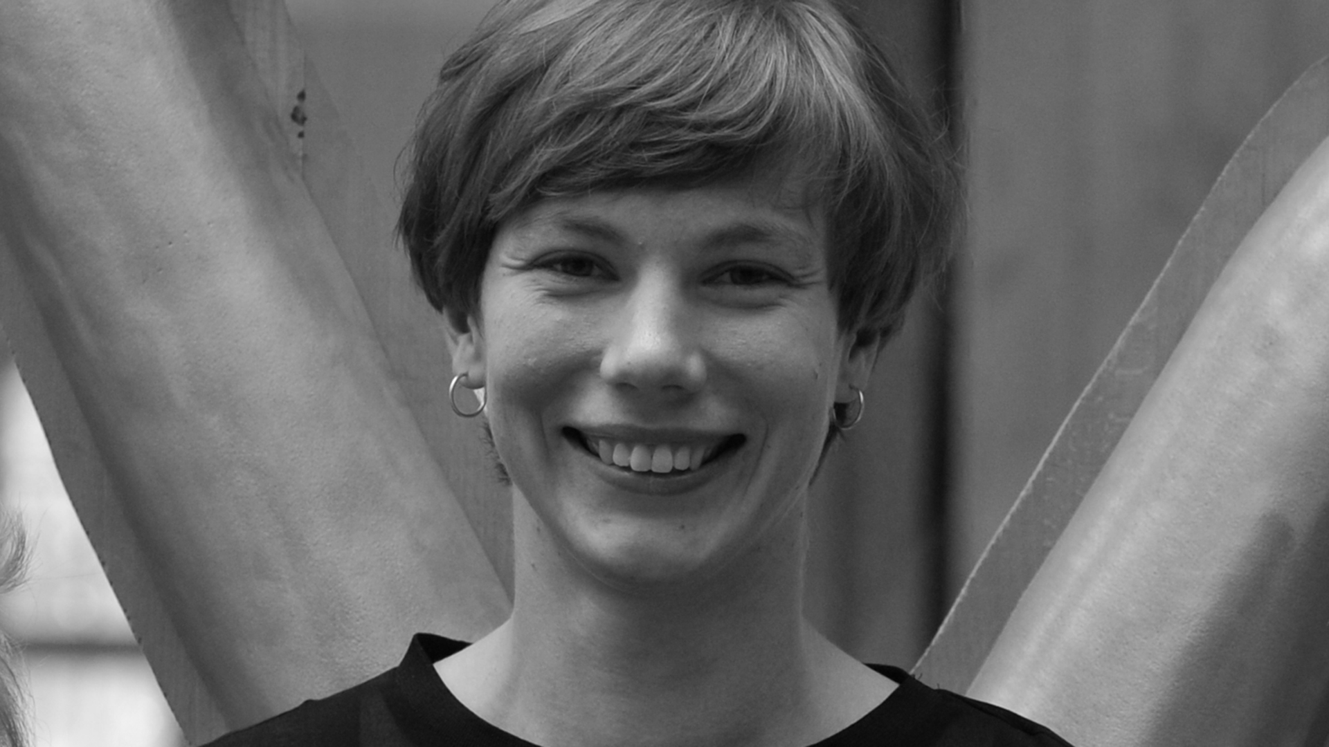 Sara Grotenfelt kastoo kameraan.